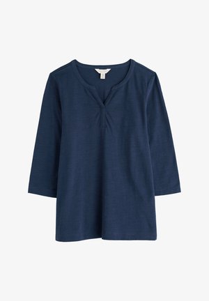 Navyblauwe lange mouwen top met een henley-halslijn, gemaakt van zachte stof, met een licht ontspannen pasvorm en subtiele stikseldetails.