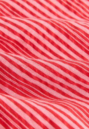 Sarkans un rozā svītrots audums ar maiņojošām plānām un resnām līnijām. Strukturēta virsma ar redzamām auduma detaļām. Gluda krītoša izskats.