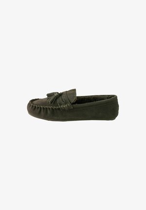 Donkergroene suède mocassin pantoffel met een gespen met franjes en zachte bontvoering, zijaanzicht op een witte achtergrond.
