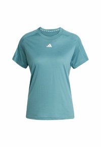 Camiseta deportiva color azul verdoso hecha de tela suave, con mangas cortas, cuello redondo y un pequeño logo blanco en el pecho y el cuello.