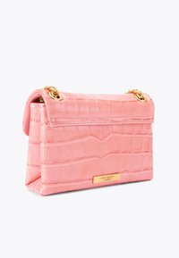 Borsa a tracolla in ecopelle rosa con texture a coccodrillo, dettagli in metallo dorato e design strutturato. Presenta una patta superiore e un dettaglio con logo.
