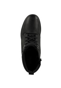 Botín negro de cuero hasta el tobillo con diseño de cordones y parte superior texturizada, que presenta ojales y una puntera redonda. Suela de goma estándar.