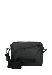 Borsa a tracolla nera realizzata in materiale testurizzato, con un design distintivo della tasca con zip, tracolla regolabile e dettaglio del logo impresso.
