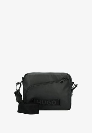 Borsa a tracolla nera realizzata in materiale testurizzato, con un design distintivo della tasca con zip, tracolla regolabile e dettaglio del logo impresso.