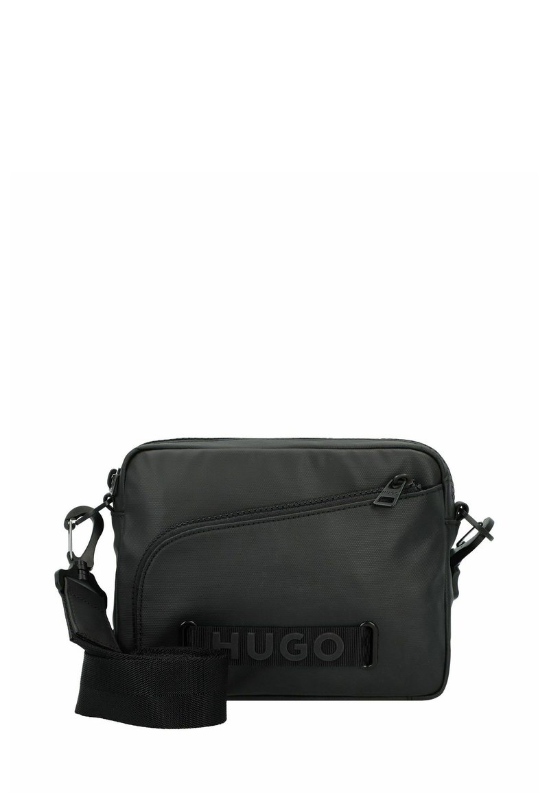 Borsa a tracolla nera realizzata in materiale testurizzato, con un design distintivo della tasca con zip, tracolla regolabile e dettaglio del logo impresso.
