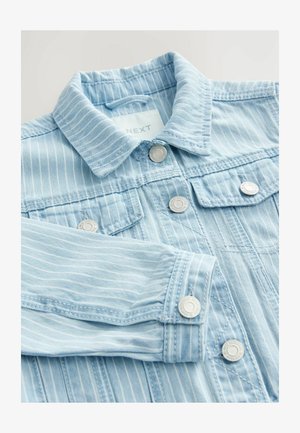 Világoskék farmerdzseki fehér függőleges csíkokkal, galléros nyakkal, ezüst színű patent gombokkal és két elülső zsebbel.