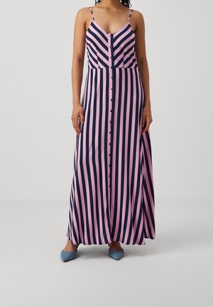 Długa sukienka maxi z pionowymi różowymi i granatowymi paskami, cienkimi ramiączkami, zapinana na guziki z przodu, o luźnym, zwiewnym kroju.
