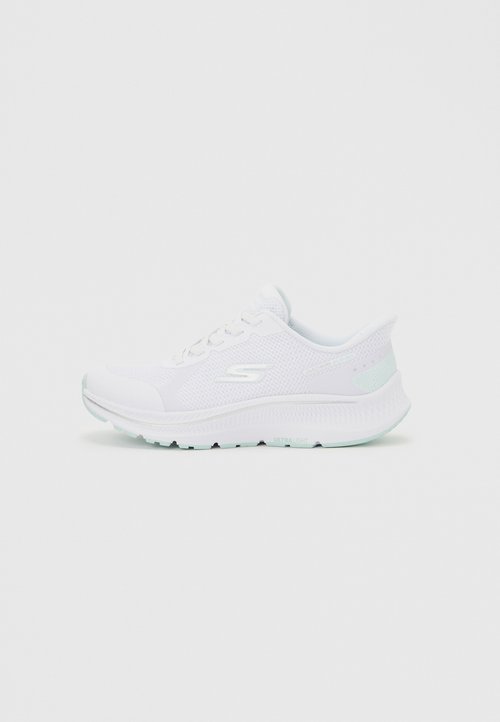 Άσπρο αθλητικό παπούτσι Skechers με άνω μέρος από δίχτυ, σχέδιο με κορδόνια, επενδυμένο πέλμα και λογότυπο της μάρκας στο πλάι σε απλό φόντο.