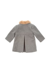 Abrigo de lana gris con cuello de piel sintética, mangas largas, abertura trasera y un diseño estructurado. Líneas limpias sin cierres visibles.