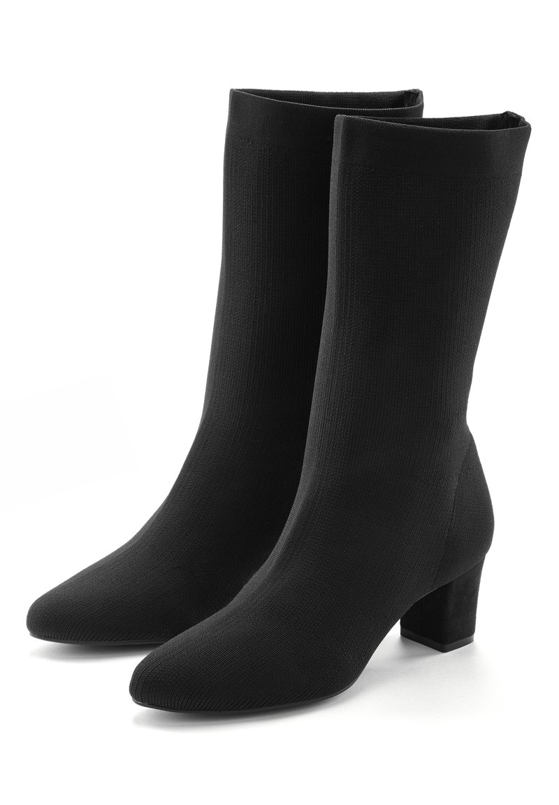 Botas de tobillo negras hechas de un tela texturizada. Presentan una punta afilada y un tacón cuadrado. Diseño liso y ajustado sin herrajes visibles.