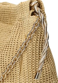 Geweven rieten handtas in lichtbeige met een gedraaid gouden kettinghengsel, met een gestructureerd oppervlak en een trekkoordopening.