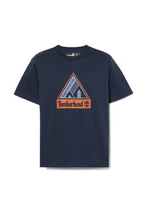 T-shirt bleu marine à manches courtes avec un logo triangulaire Timberland comprenant des montagnes, un arbre et le texte "Rugged Active Gear" sur le devant.