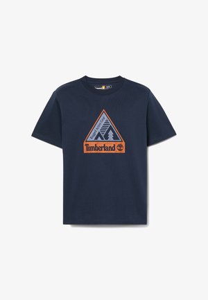 Marineblauw T-shirt met korte mouwen en een driehoekig Timberland-logo met bergen, een boom en de tekst "Rugged Active Gear" aan de voorkant.