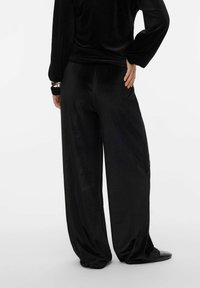 Melnas samta platās kājas bikses ar gludu tekstūru un brīvu piegriezumu. Jostasvieta ir elastīga, un audums maigi krīt.