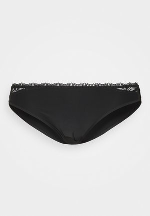 Zwarte bikini slips van gladde stof, met ingewikkelde kantafwerking op de tailleband en in een klassieke slipvorm.