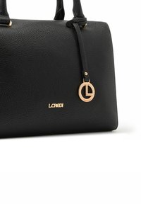 Borsa a mano in pelle nera con texture e doppi manici. Presenta un pendente con logo in tonalità oro e il nome del marchio impresso sul davanti.