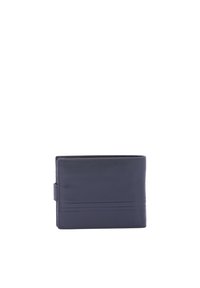 Marine leren portemonnee, opvouwbaar ontwerp, gladde textuur, met slanke kaartsleuven en een veilige drukknoopsluiting, voorzien van horizontale stikdetails.