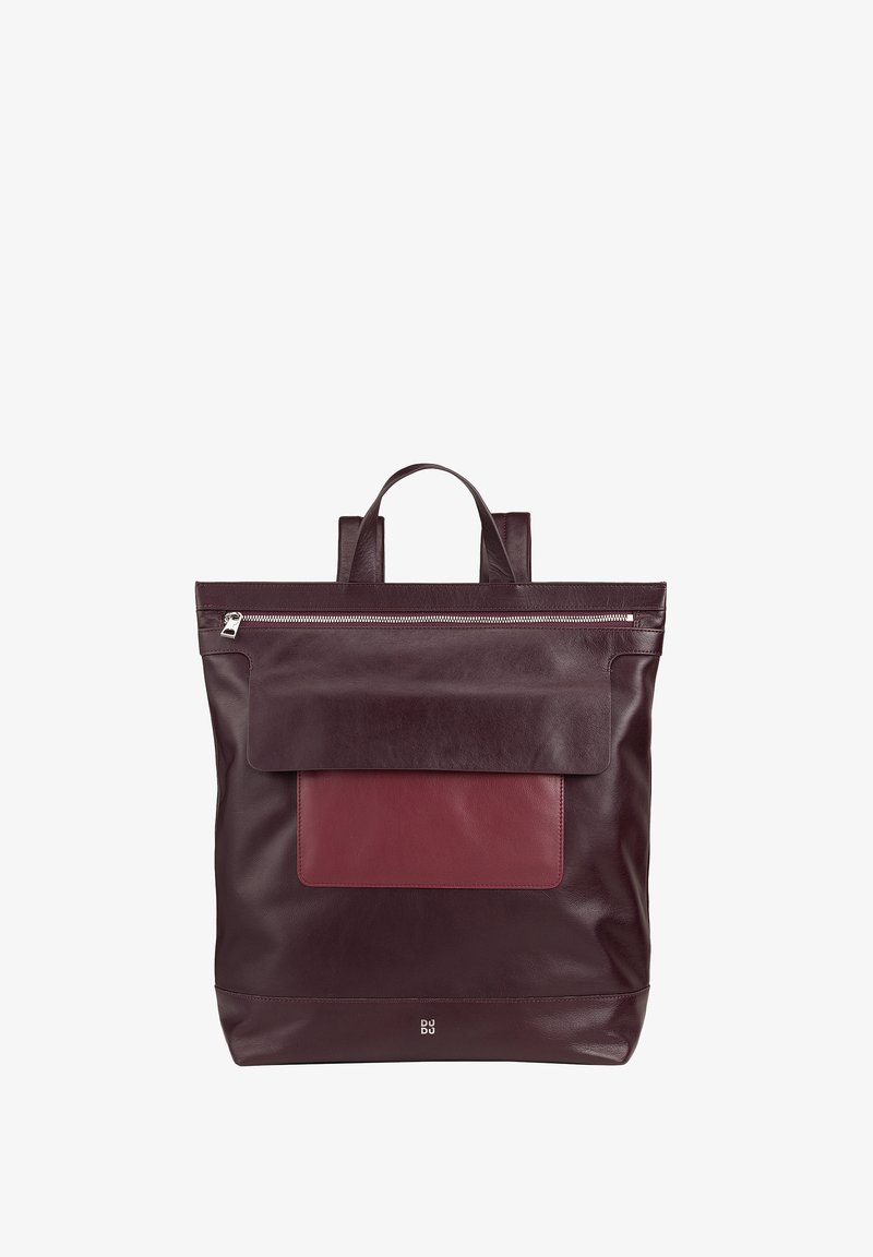 Zaino in pelle bordeaux con tasca frontale e chiusura a zip. Presenta spallacci resistenti e una texture liscia con un design minimalista.