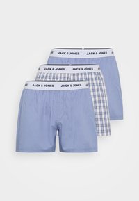 Drie paar boxershorts in lichtblauw, waarvan één effen en één met een ruitjespatroon. Elk heeft een witte tailleband met het "JACK & JONES" logo.