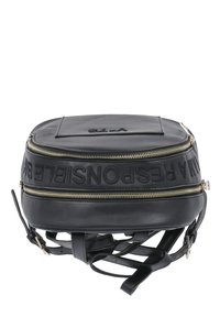 Sac à dos en cuir noir avec un texte en relief audacieux et des zips dorés. Dispose de bretelles réglables et d'un dessus plat avec une poche à rabat à l'avant.