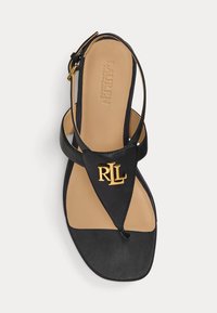 Μαύρη δερμάτινη σαγιονάρα με τετράγωνη μύτη, χρυσό λογότυπο "RLL" και αντίθετο μπεζ εσωτερικό. Συμπεριλαμβάνεται ρυθμιζόμενη πόρπη αστραγάλου.