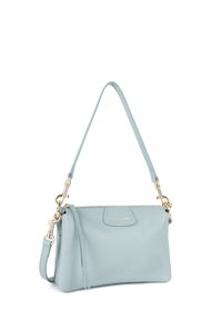 Lichtblauwe leren handtas met een schouderriem, gouden hardware, ritssluiting en een franjes detail. Gladde textuur en rechthoekige vorm.