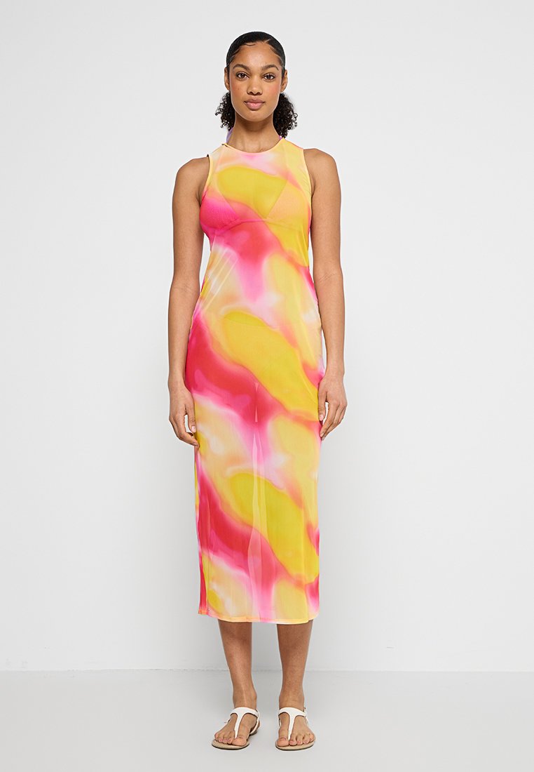 Vestido midi sin mangas en una tela fluida con un patrón abstracto en tonos rosa, amarillo y naranja. Diseñado con una silueta ajustada y un escote redondeado.
