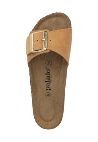 Beige Wildleder-Sandale mit breitem Riemen und goldfarbener Schnalle. Die Innensohle ist strukturiert, mit dem Markennamen geprägt und "Hergestellt in Spanien."