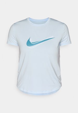 Hellblaues Nike-T-Shirt mit kurzen Ärmeln, Rundhalsausschnitt und abgerundetem Saum, das auf der Vorderseite ein stilisiertes, weißes und türkisfarbenes Swoosh-Logo zeigt.