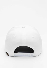 Șapcă de baseball albă cu un design uniform, având partea de jos neagră și o curea din plastic ajustabilă în spate.