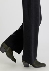 hessnatur RELAXED - Broek - schwarz