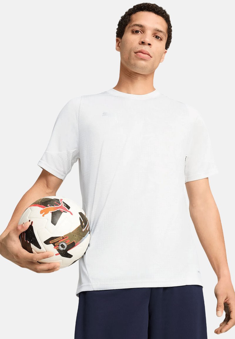 Witte sportieve T-shirt met korte mouwen, ronde hals, textuurstof, gecombineerd met een patroon voetbal met zwarte, witte en oranje accenten.