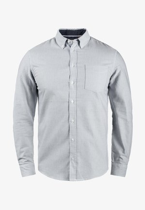 Ribades pikad varrukad särgis helesinises ja valges, nupuvajutusega kraega, eestaskuga ja pehme tekstuuriga puuvillastes kangast.