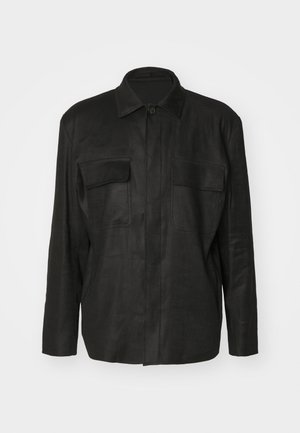 Chaqueta negra de camisa hecha de tejido suave, con un cuello clásico, mangas largas, dos bolsillos en el pecho y cierre frontal de botones.