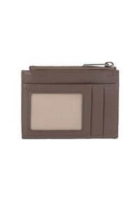 Portafoglio in pelle marrone con finestra trasparente per ID, due slot per carte e una tasca con zip per le monete sopra, su sfondo bianco.