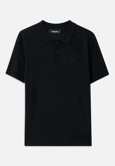 Polo noir à manches courtes avec trois boutons, un col et un logo discret « D2 » sur la poitrine gauche.
