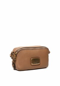 Borsa a tracolla in pelle marrone con chiusura zip, caratterizzata da una placca con logo dorato e tracolla regolabile. Texture liscia con bordi arrotondati.