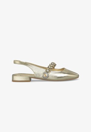 Goldfarbene metallische Slingback-Schuhe mit flachem Absatz, spitzem Zeh und dekorativem Riemen mit klaren Edelsteinen. Glatte Textur, minimale Details.