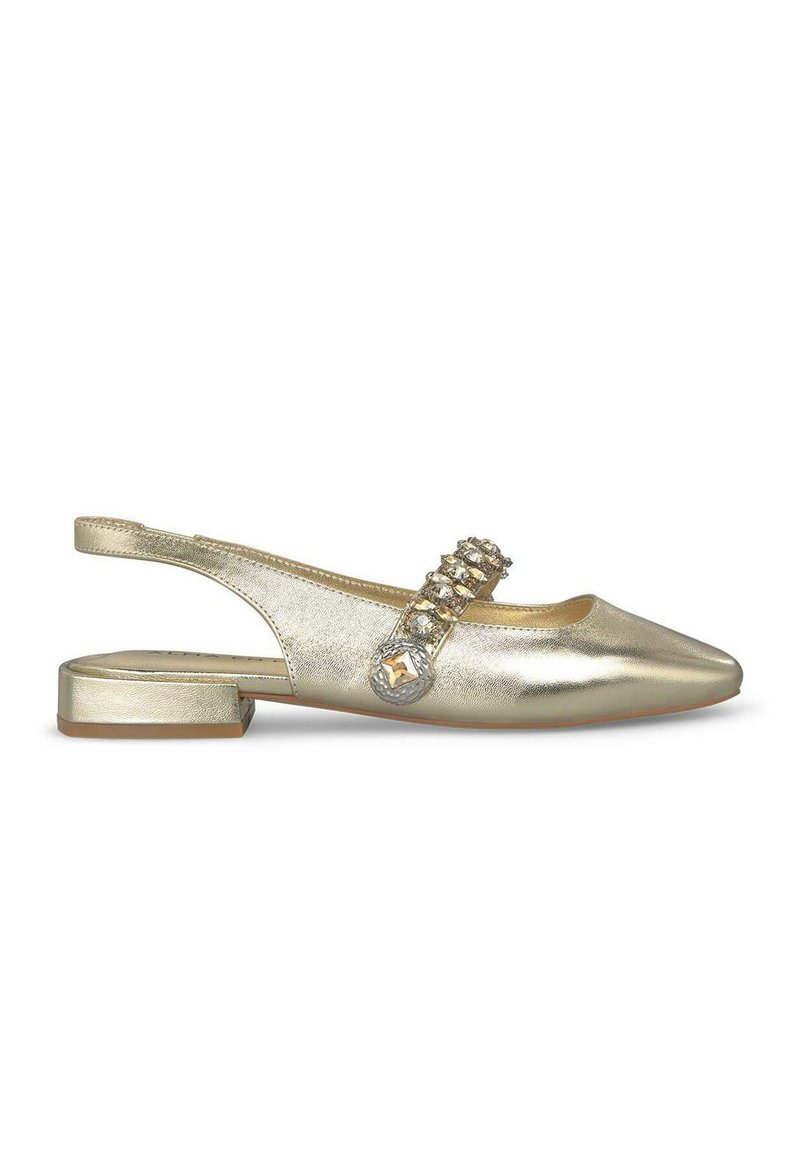 Scarpa slingback metallica dorata con tacco basso, punta affusolata e cinturino decorativo con gemme trasparenti. Textura liscia, dettagli minimi.