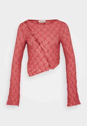 Rode kant cropped top met lange mouwen, voorzien van een wikkeldesign en een getextureerd bloemenpatroon. De stof is doorschijnend en delicaat.