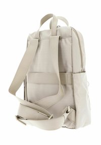 Sac à dos en tissu beige avec des sangles réglables et rembourrées, une fermeture éclair, et une poche en maille sur le côté pour un rangement supplémentaire.