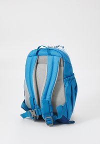 Zaino blu con spalline imbottite in rete, apertura superiore con zip e dettagli grigi. Presenta una tasca laterale e un'attacco a fibbia per una vestibilità regolabile.