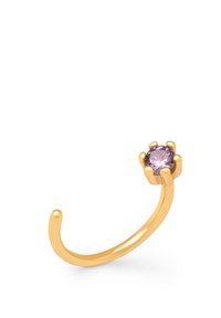 Bague en ton or présentant une seule pierre précieuse ronde lavande maintenue par un sertissage à six griffes, avec un design de bande ouverte lisse et courbée.
