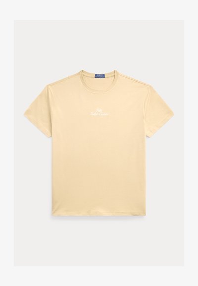 Ανοιχτό μπεζ βαμβακερό μπλουζάκι με κοντά μανίκια, στρογγυλή λαιμόκοψη και λευκό κεντητό κείμενο "Polo Ralph Lauren" στο στήθος.