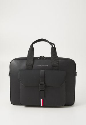 Juodas nešiojamojo kompiuterio krepšys su dviem rankenomis, užtrauktuko uždarymu, priekinė kišenė su sklende ir raudona, balta bei mėlyna juostele. Lygi tekstūra, stačiakampio formos.