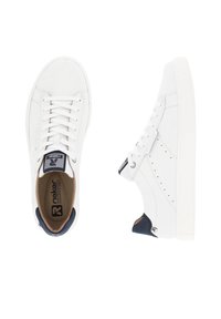 Sneaker bianche con una tomaia in pelle liscia, punta rotonda, accento blu navy sul tallone e lacci bianchi. Presenta dettagli perforati e il logo del marchio all'interno.