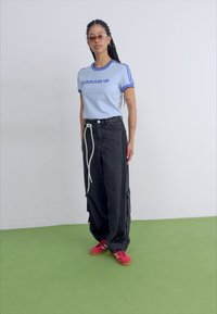 adidas Originals GRAPHIC BADGE SLIM 3-STRIPES - Triko s potiskem - clear sky