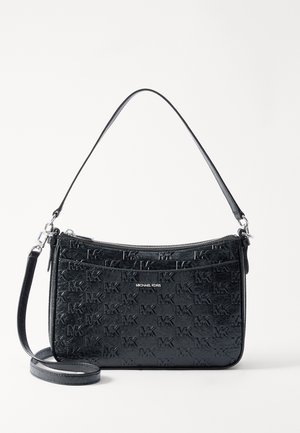 Bolso de hombro negro de Michael Kors con patrón de logotipo MK en relieve, placa de logo plateada, cremallera superior y correa bandolera desmontable.