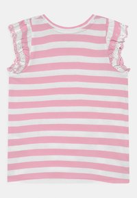 Růžová a bílá vodorovně pruhovaná košile s krátkým rukávem a volánkovým květinovým krajkovým zdobením na rukávech.