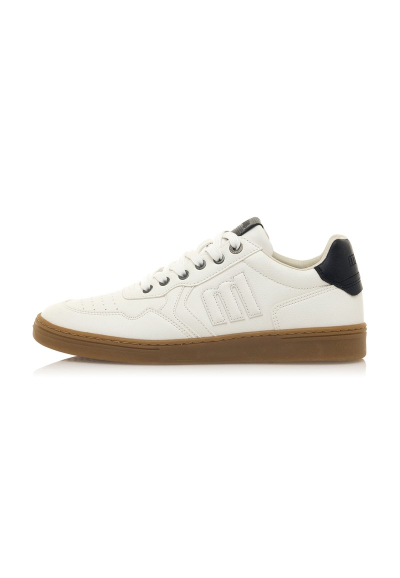 Baskets en cuir blanc avec des accents noirs et une semelle en caoutchouc gomme. Présente des perforations et un design classique à lacets.